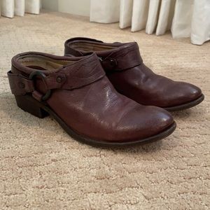 Frye Carson Clog